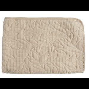 Kate Quinn Irish Cream Quilt